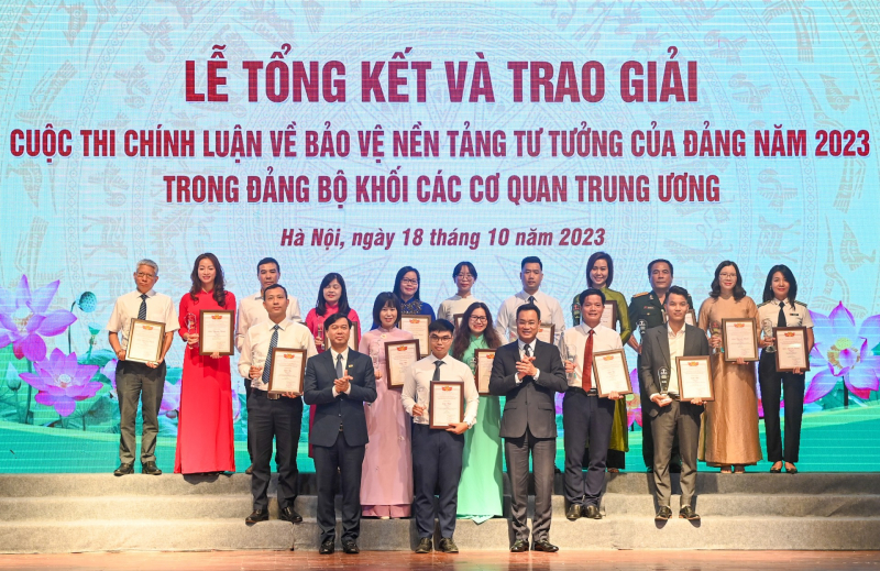 Tổng Giám đốc Đài Truyền hình Việt Nam Lê Ngọc Quang và Phó Tổng giám đốc Đài Tiếng nói Việt Nam Ngô Minh Hiển trao giải cho các tác phẩm thuộc thể loại báo